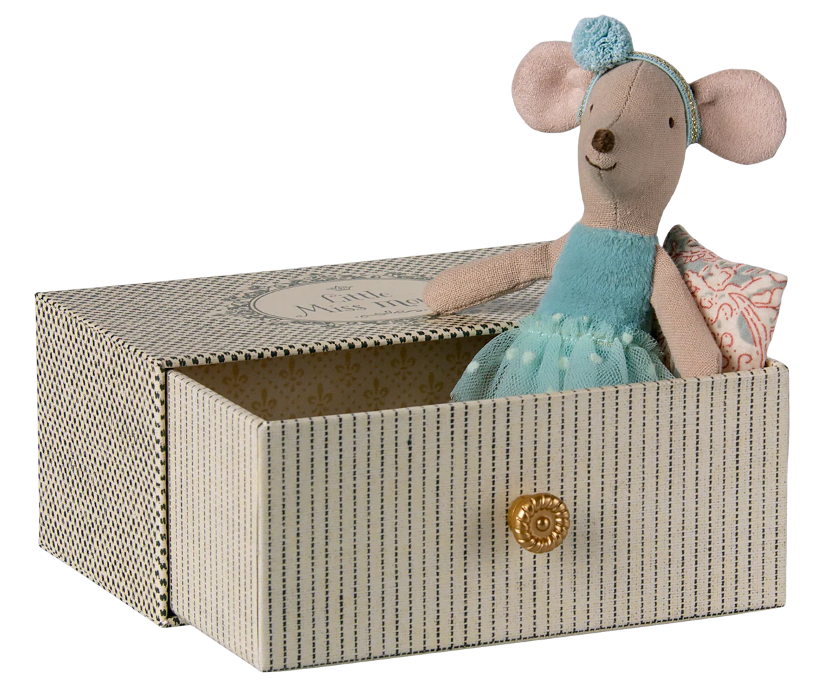 Souris ballerine dans son lit tiroir, petite sœur